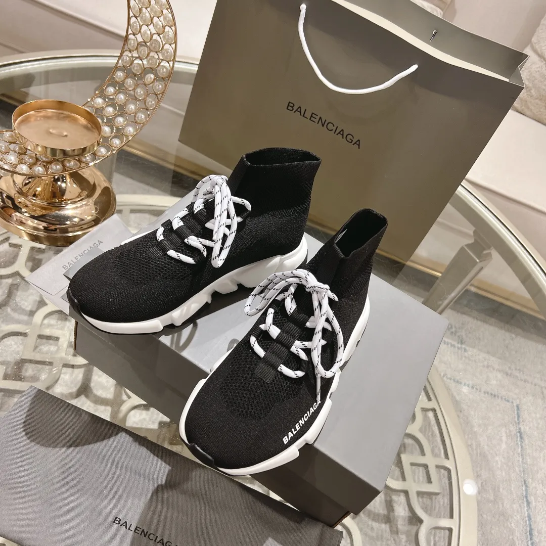 👟👟Ex-factory price 400👟👟 Balenciaga classic sock boots, originally produced by the factory, purchasing agent level. The latest original outsole mold, (TPU ten-vacuum outsole, the highest version on the market, please do not compare prices with TPR outsole, don’t bother if you don’t know the product) The black, white and red three-color vacuum sole shows high-end luxury. •Upper: elastic fly weave, double-layer composite gold wire high-elastic knitted mesh cotton •Inner lining: imported double-sided velvet, which is comfortable and resilient to shape •Insole: original imported terry cloth, breathable and not fading •Sole: TPU ten-vacuum outsole (to eliminate pores) •Packaging: full set of packaging (certificate, cloth bag, handbag) •Size: 35-47 standard code (34, 45, 46.47 can be customized and non-returnable)